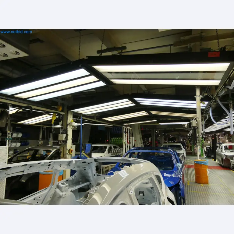 Roboty, sprzęt spawalniczy i akcesoria montażowe z branży motoryzacyjnej-13