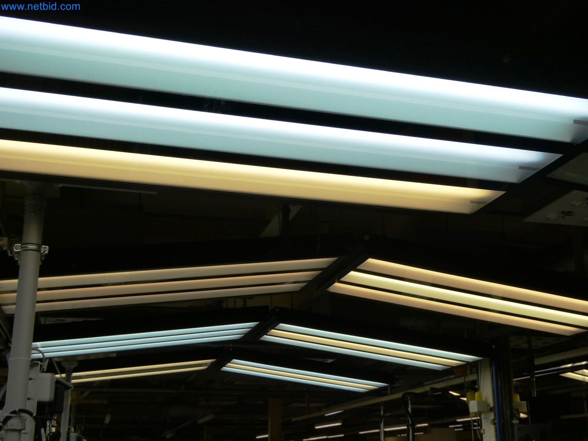 Roboti, varilna oprema in pripomočki za montažo iz avtomobilske industrije-1