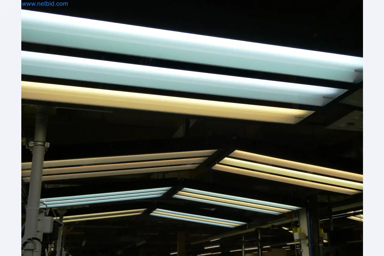 Roboty, sprzęt spawalniczy i akcesoria montażowe z branży motoryzacyjnej-1