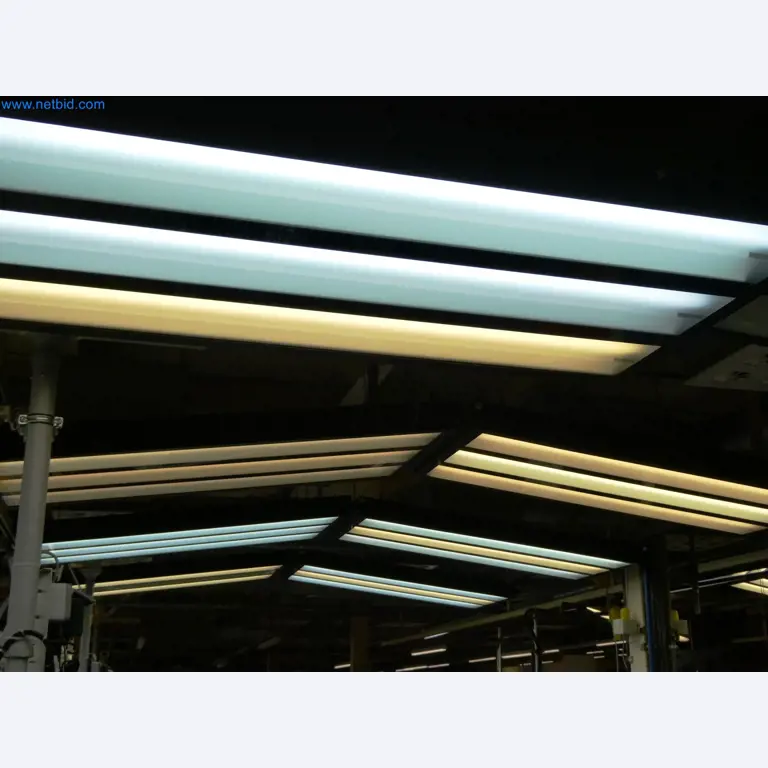 Roboty, sprzęt spawalniczy i akcesoria montażowe z branży motoryzacyjnej-1