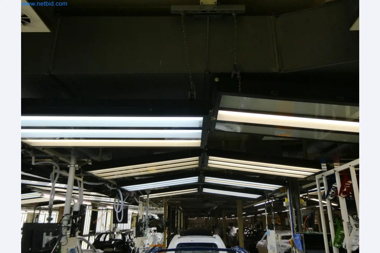 Roboty, sprzęt spawalniczy i akcesoria montażowe z branży motoryzacyjnej-2