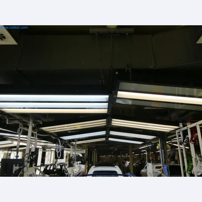 Roboty, sprzęt spawalniczy i akcesoria montażowe z branży motoryzacyjnej-2