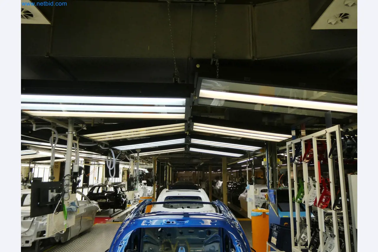 Roboty, sprzęt spawalniczy i akcesoria montażowe z branży motoryzacyjnej-3