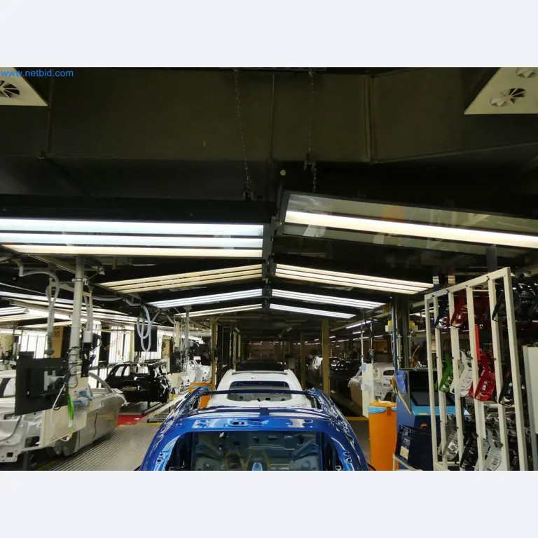 Roboty, sprzęt spawalniczy i akcesoria montażowe z branży motoryzacyjnej-3