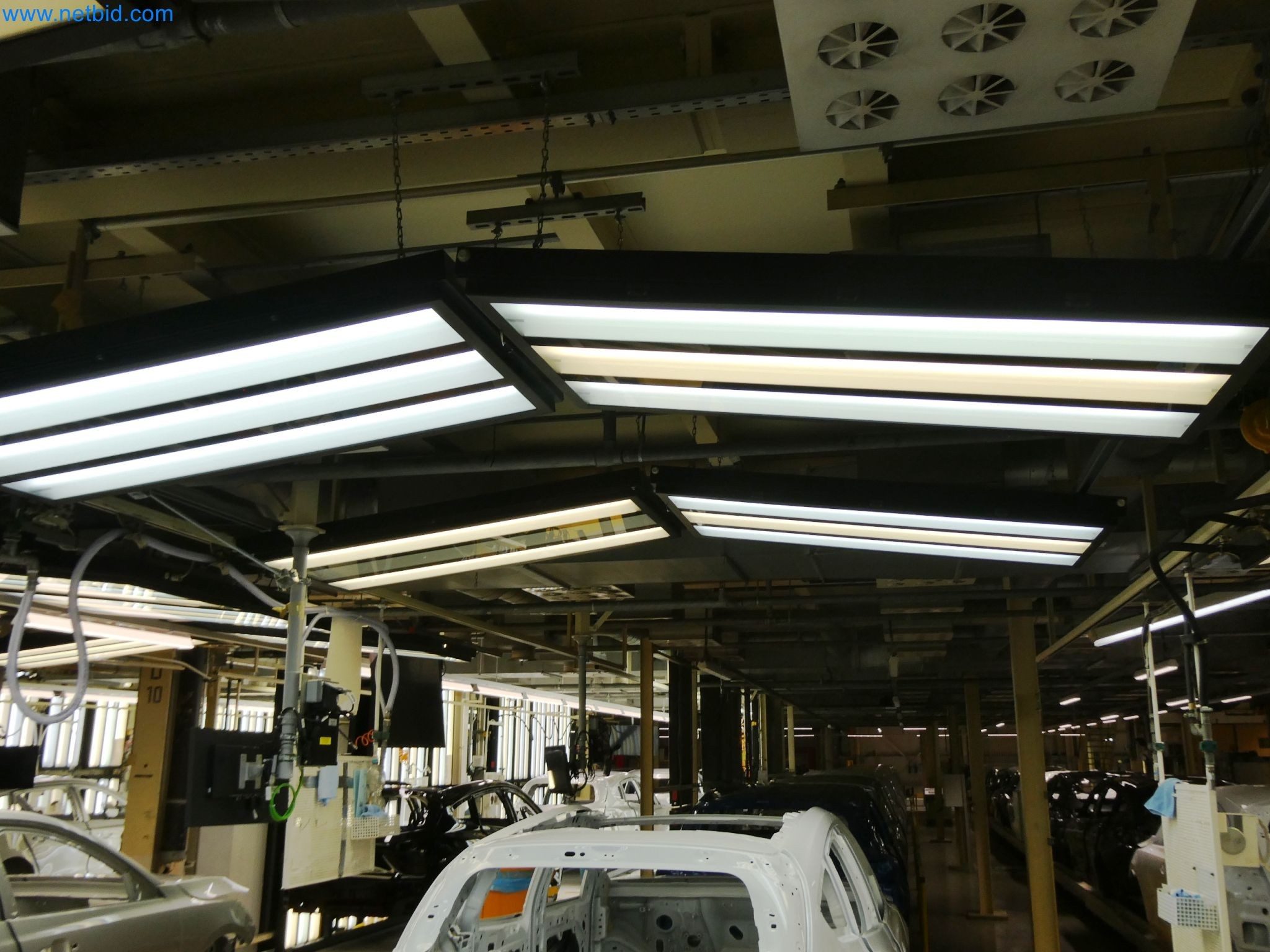 Roboti, varilna oprema in pripomočki za montažo iz avtomobilske industrije-4