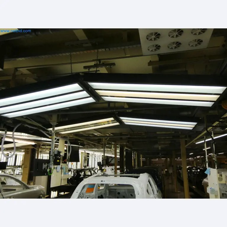 Roboty, sprzęt spawalniczy i akcesoria montażowe z branży motoryzacyjnej-4