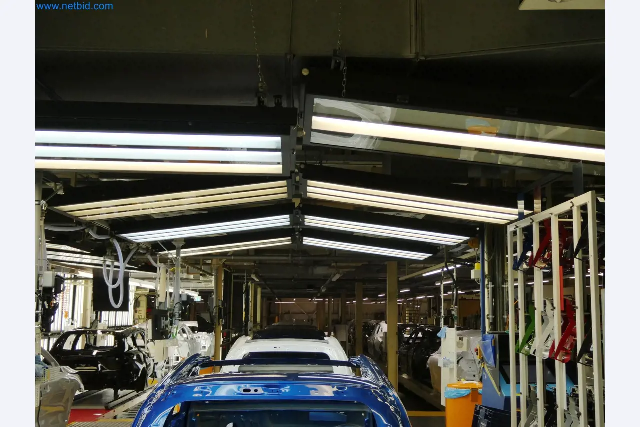 Roboty, sprzęt spawalniczy i akcesoria montażowe z branży motoryzacyjnej-5