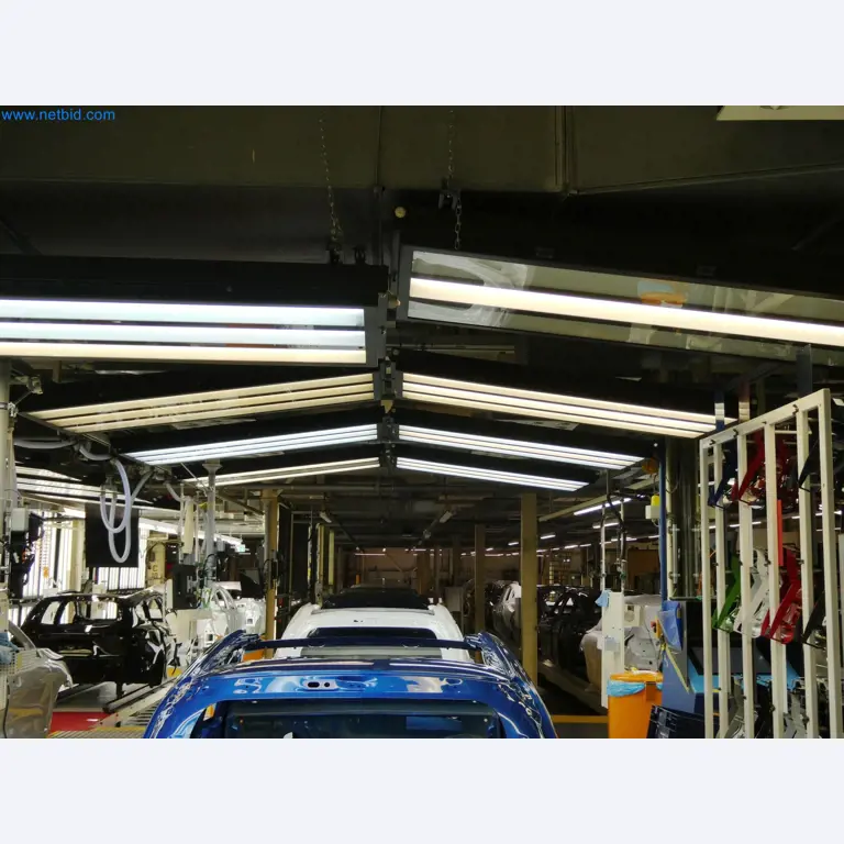 Roboty, sprzęt spawalniczy i akcesoria montażowe z branży motoryzacyjnej-5