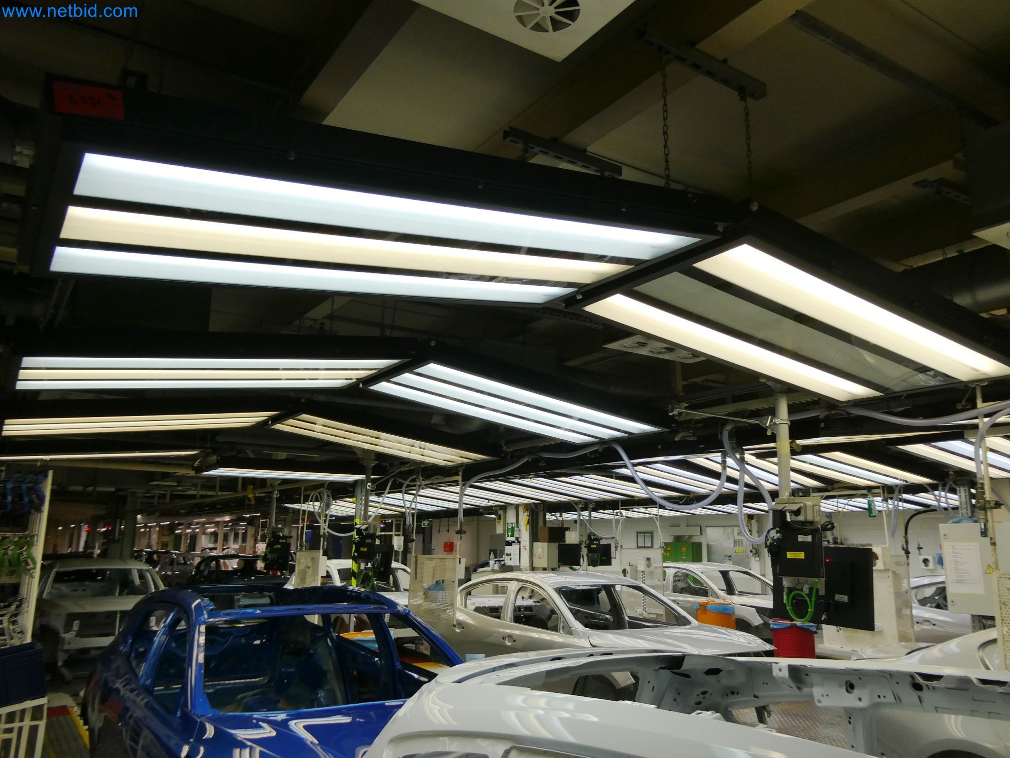 Roboti, varilna oprema in pripomočki za montažo iz avtomobilske industrije-6