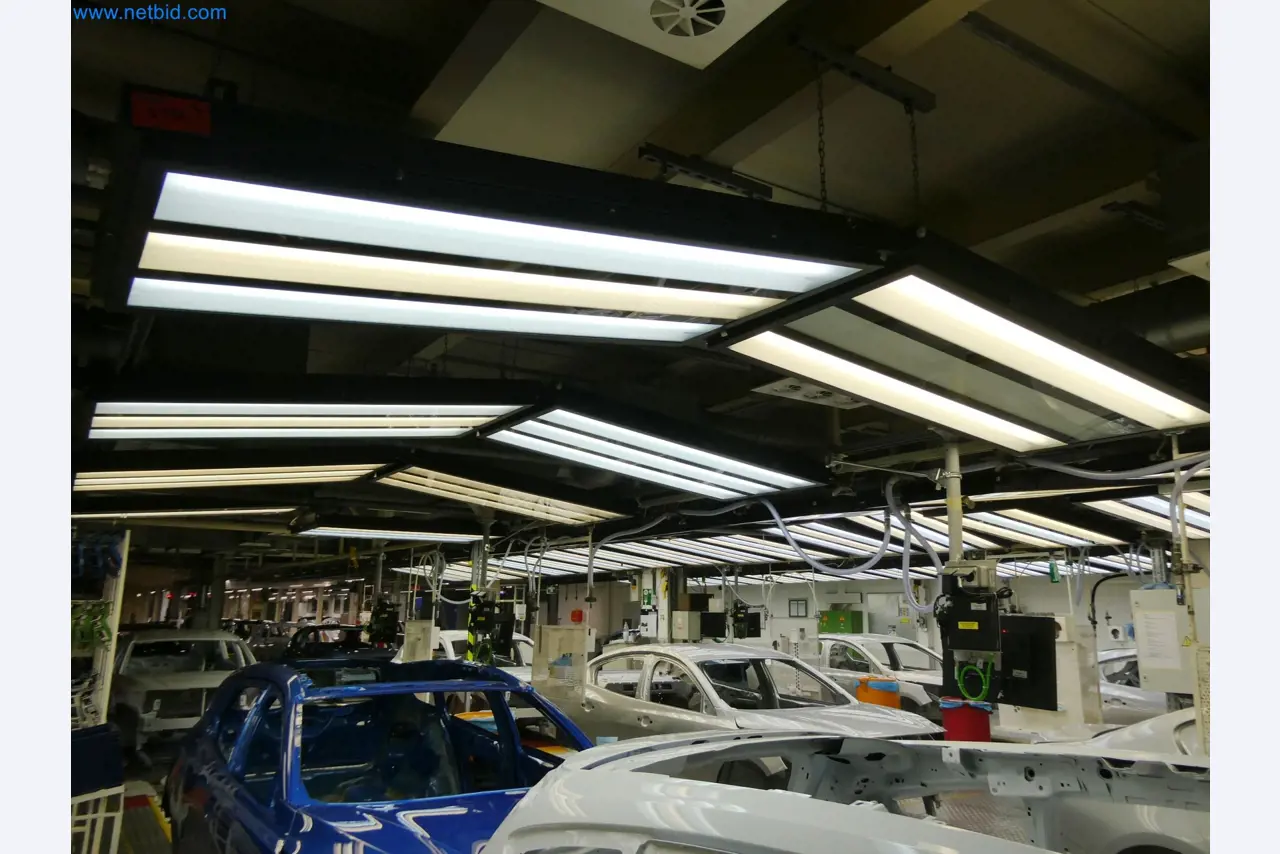 Roboty, sprzęt spawalniczy i akcesoria montażowe z branży motoryzacyjnej-6