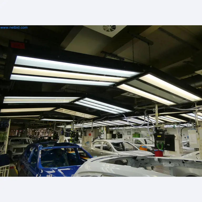 Roboty, sprzęt spawalniczy i akcesoria montażowe z branży motoryzacyjnej-6