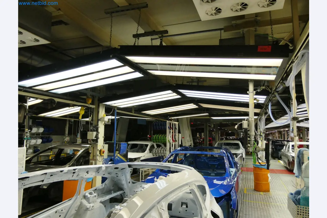 Roboty, sprzęt spawalniczy i akcesoria montażowe z branży motoryzacyjnej-7