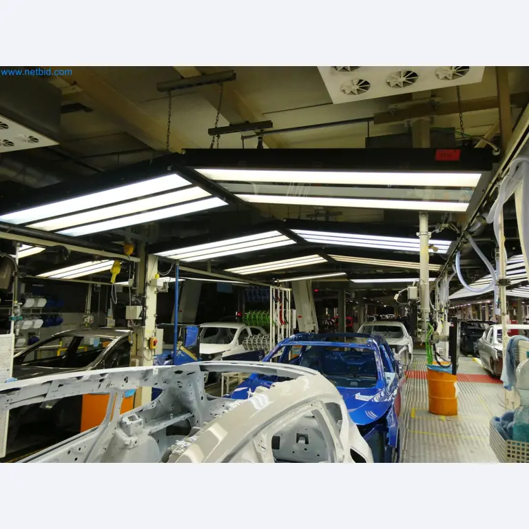 Roboty, sprzęt spawalniczy i akcesoria montażowe z branży motoryzacyjnej-7