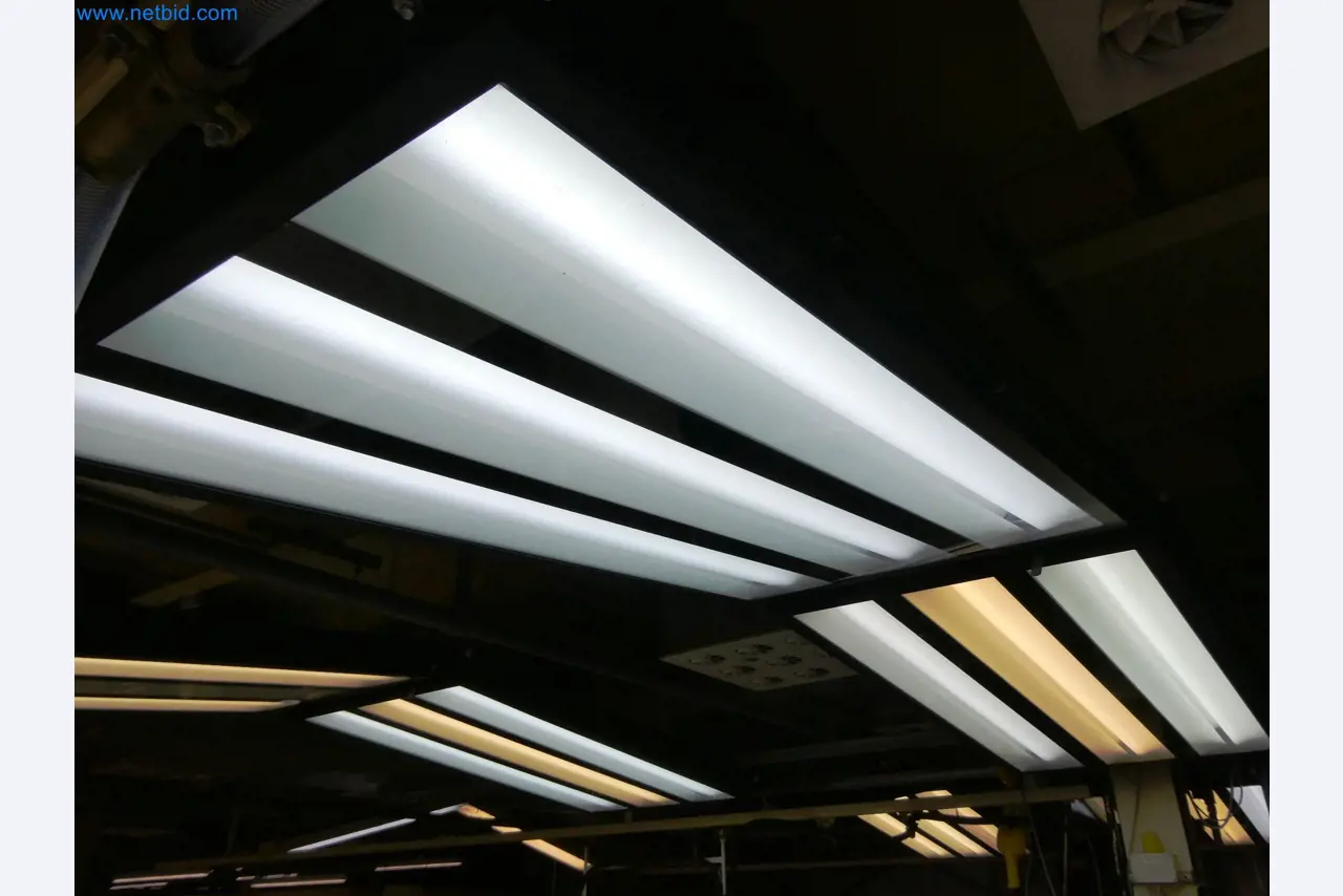 Roboty, sprzęt spawalniczy i akcesoria montażowe z branży motoryzacyjnej-8