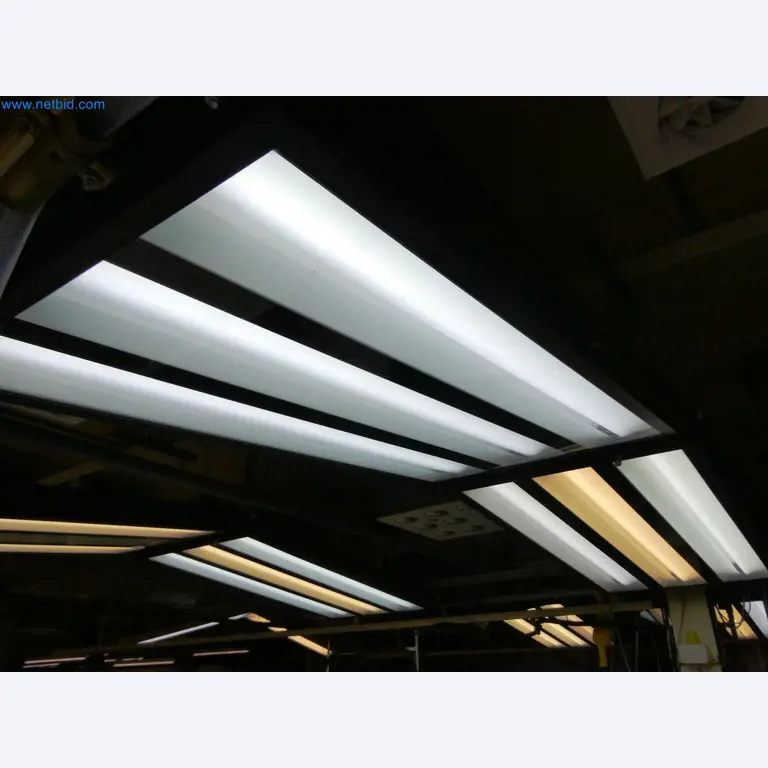 Roboty, sprzęt spawalniczy i akcesoria montażowe z branży motoryzacyjnej-8