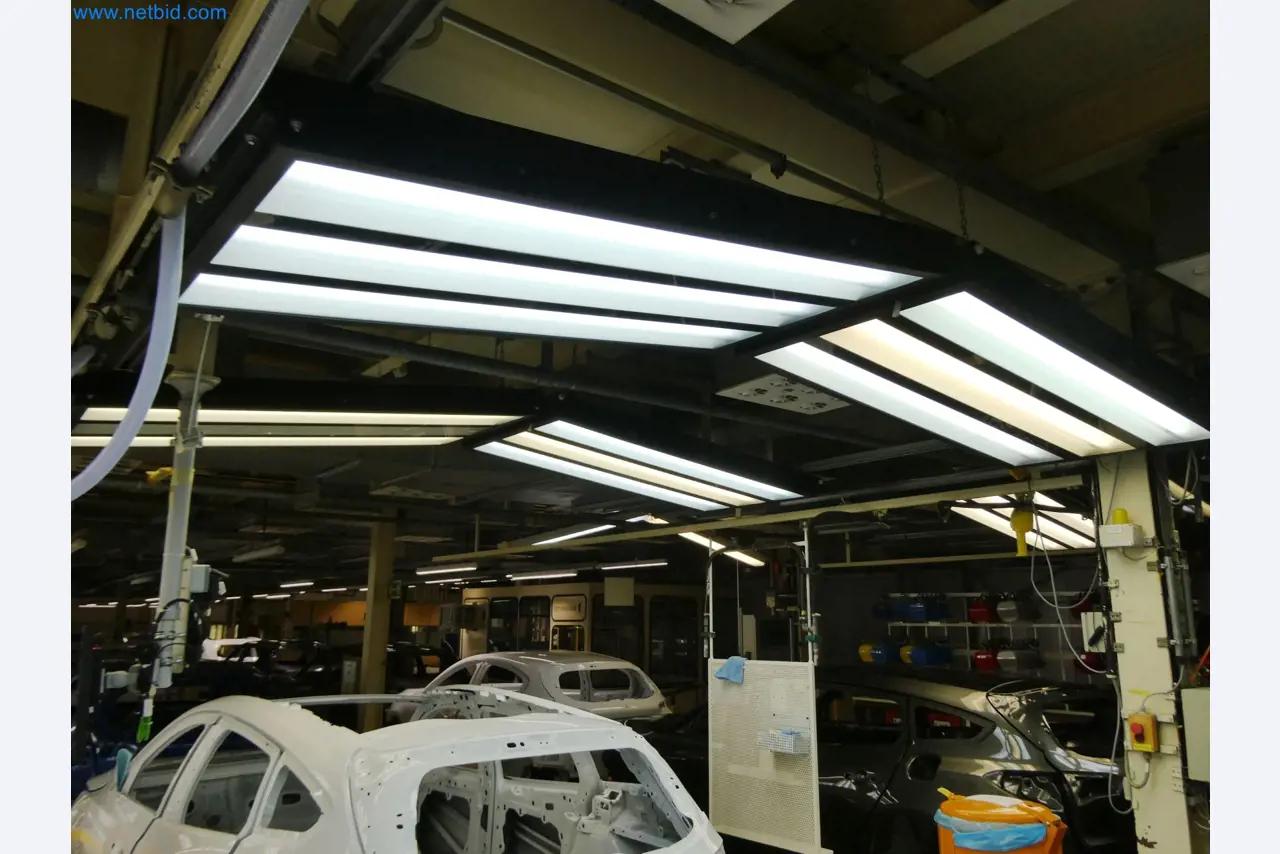 Roboty, sprzęt spawalniczy i akcesoria montażowe z branży motoryzacyjnej-9