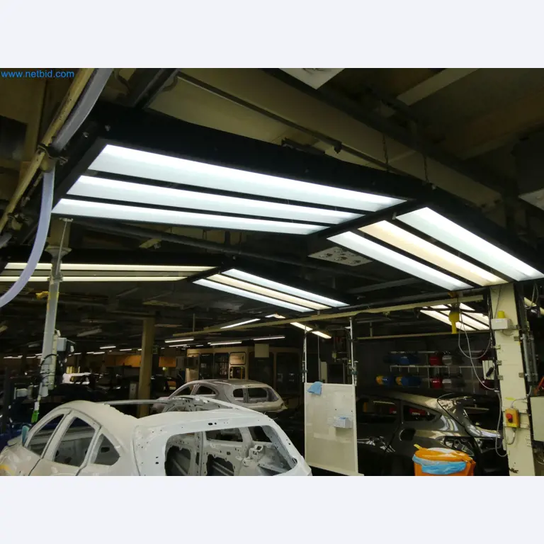 Roboty, sprzęt spawalniczy i akcesoria montażowe z branży motoryzacyjnej-9