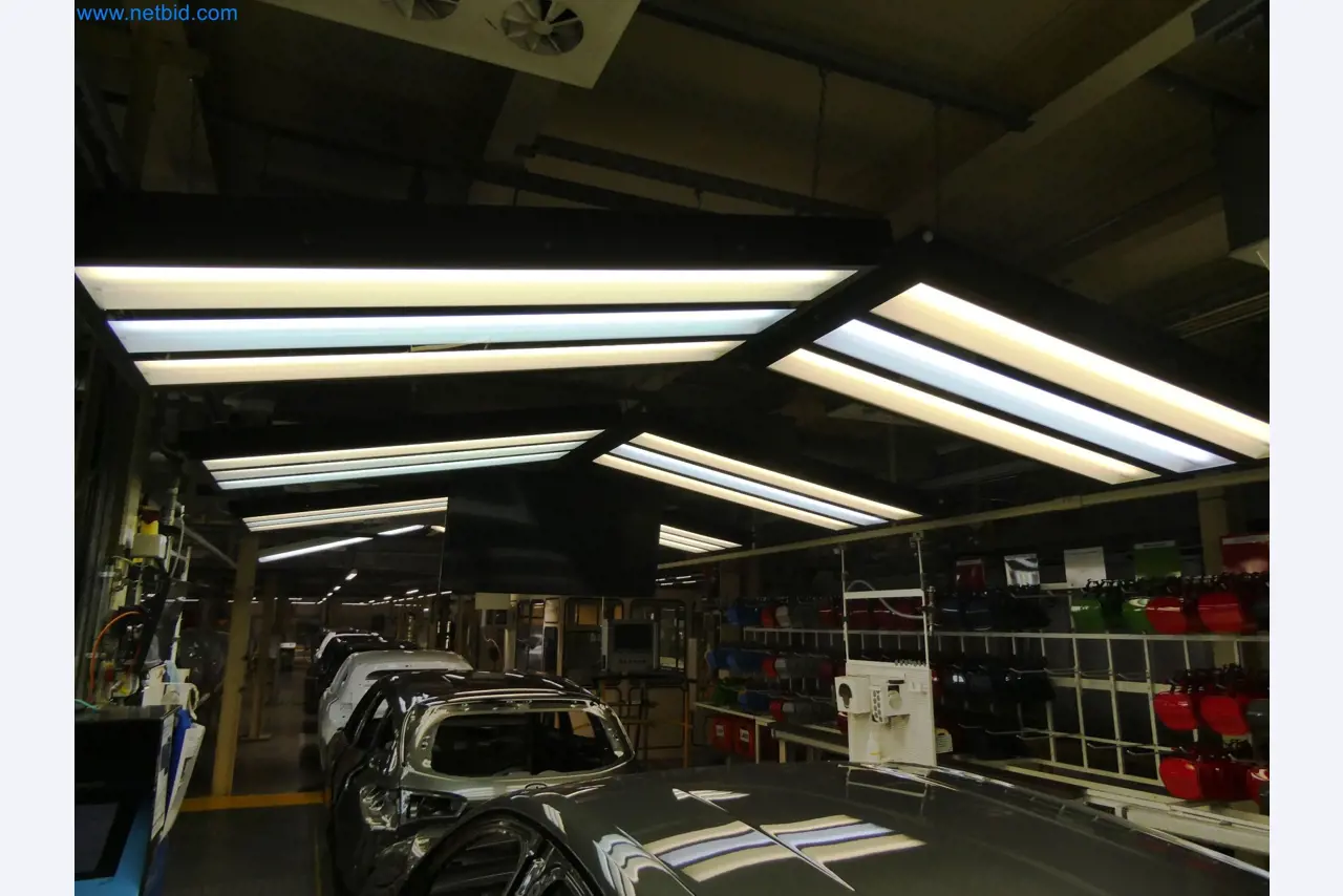 Roboty, sprzęt spawalniczy i akcesoria montażowe z branży motoryzacyjnej-10