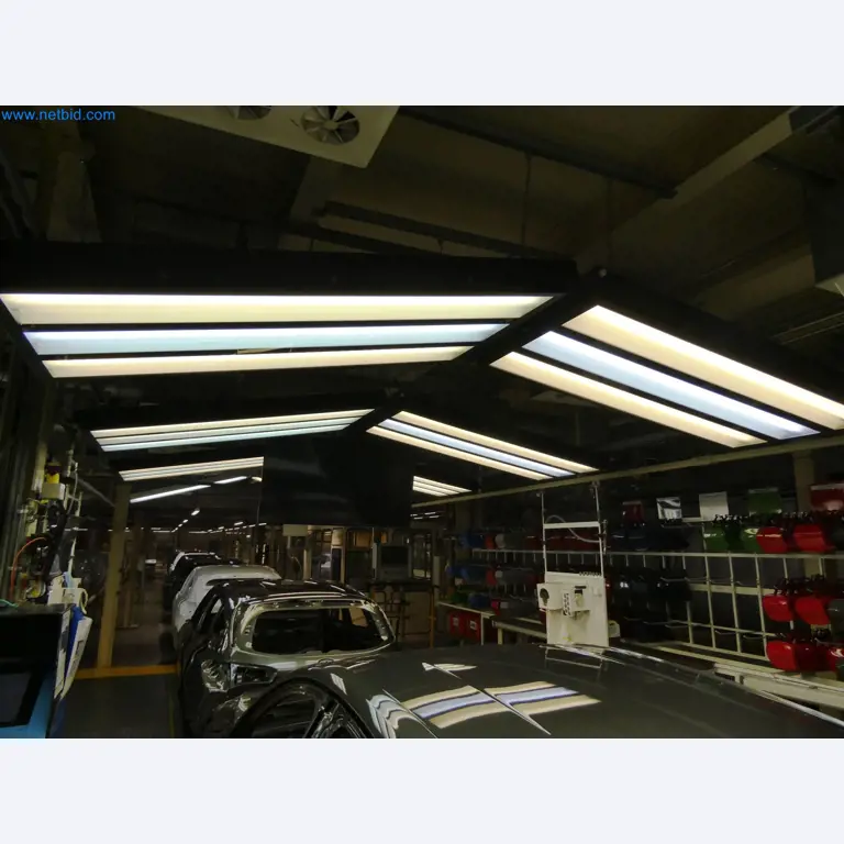 Roboty, sprzęt spawalniczy i akcesoria montażowe z branży motoryzacyjnej-10