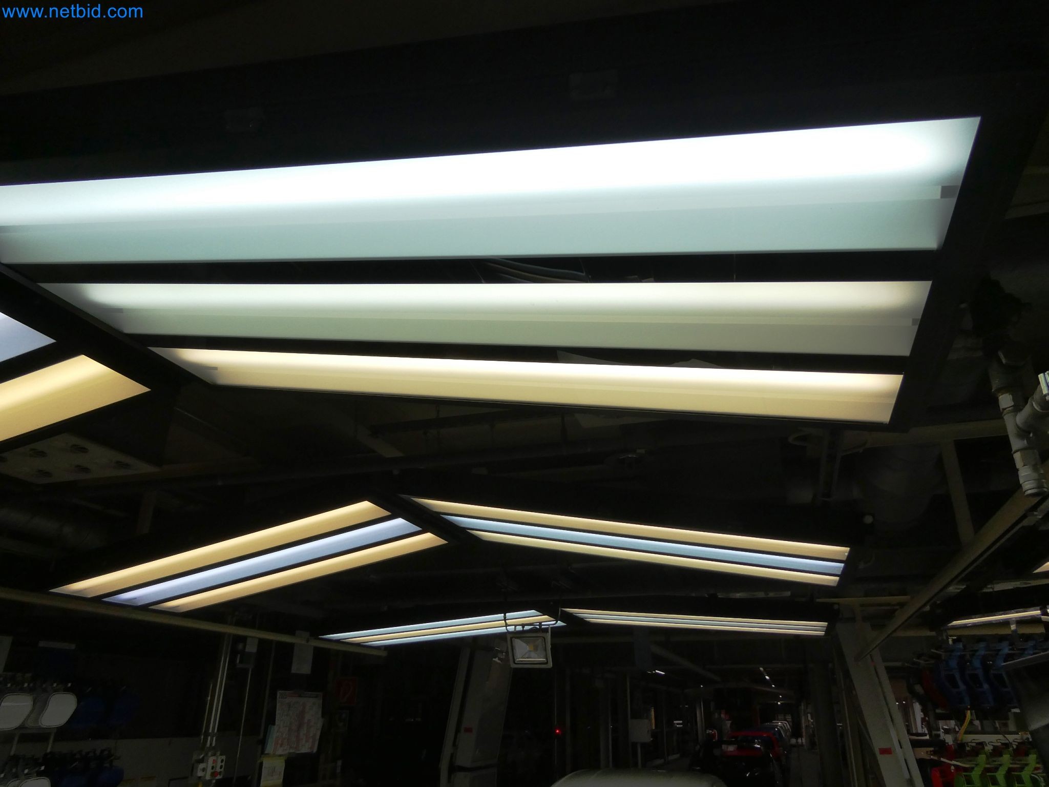 Roboti, varilna oprema in pripomočki za montažo iz avtomobilske industrije-1