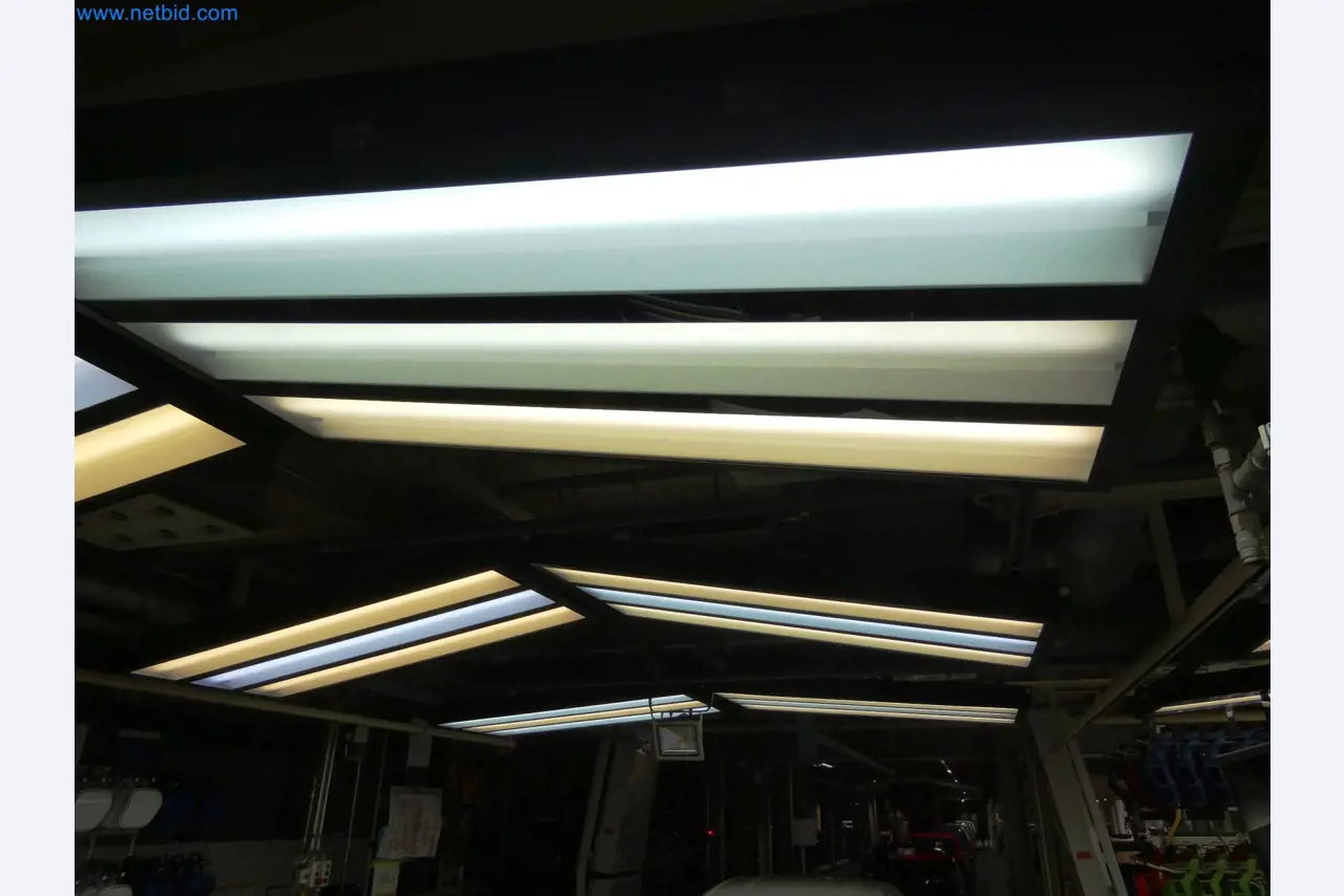 Roboty, sprzęt spawalniczy i akcesoria montażowe z branży motoryzacyjnej-1