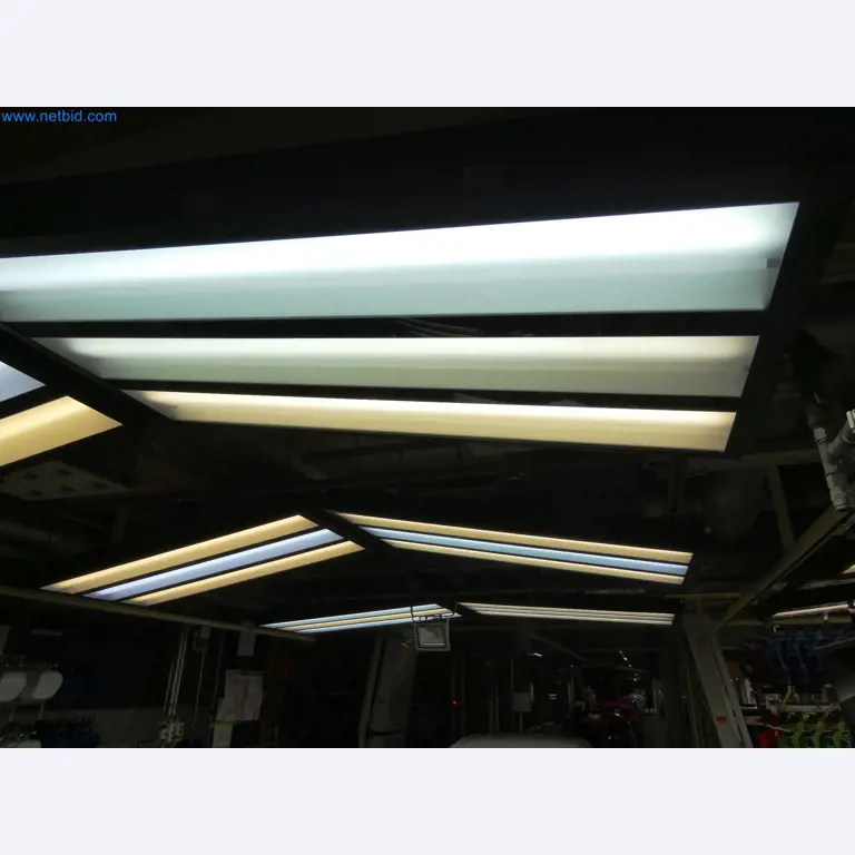 Roboty, sprzęt spawalniczy i akcesoria montażowe z branży motoryzacyjnej-1