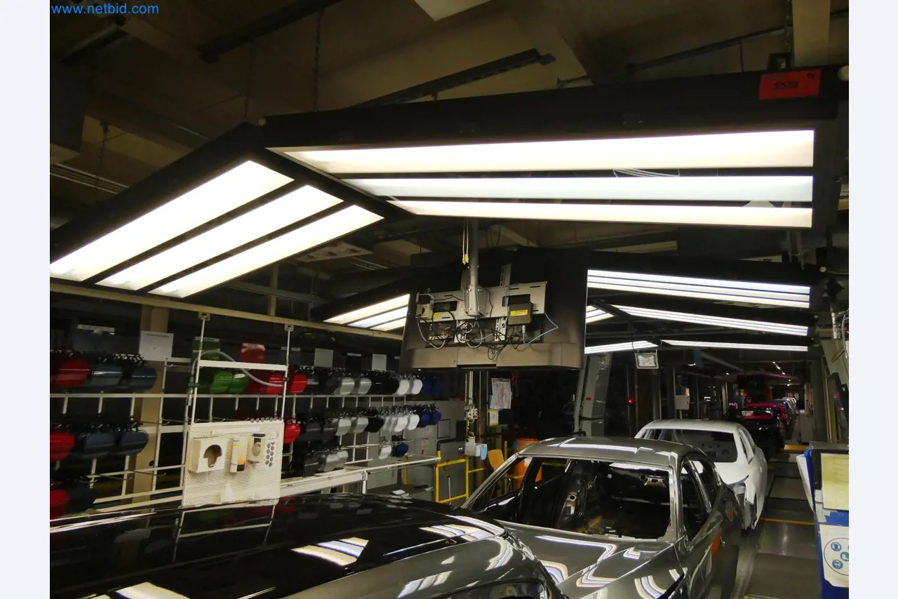 Roboty, sprzęt spawalniczy i akcesoria montażowe z branży motoryzacyjnej-2