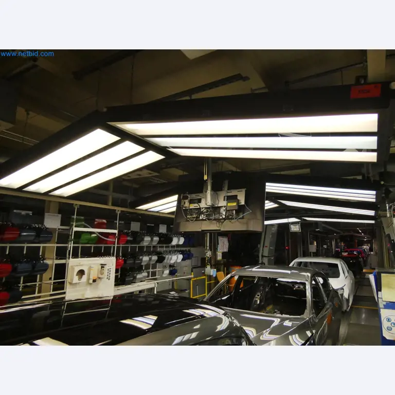 Roboty, sprzęt spawalniczy i akcesoria montażowe z branży motoryzacyjnej-2