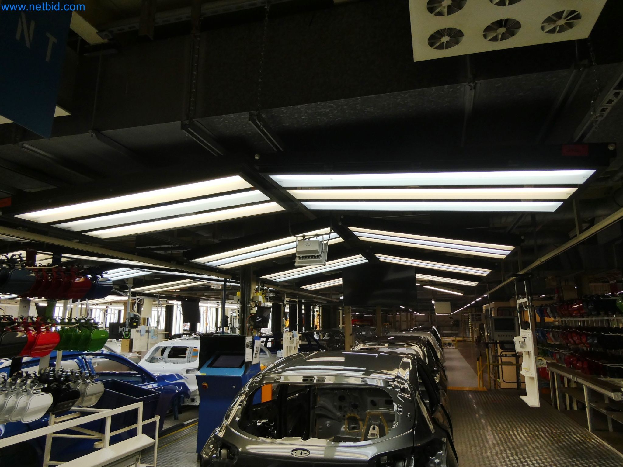 Roboti, varilna oprema in pripomočki za montažo iz avtomobilske industrije-3