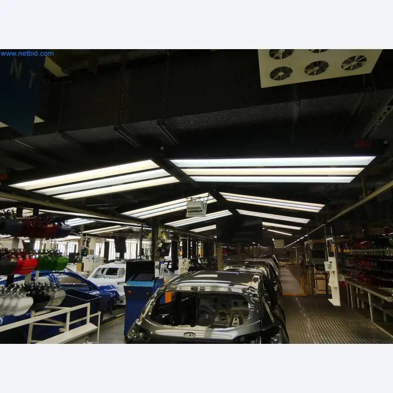 Roboty, sprzęt spawalniczy i akcesoria montażowe z branży motoryzacyjnej-3