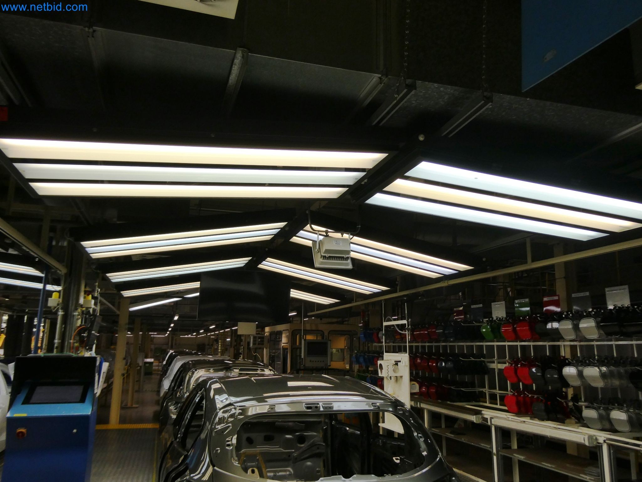 Roboti, varilna oprema in pripomočki za montažo iz avtomobilske industrije-4