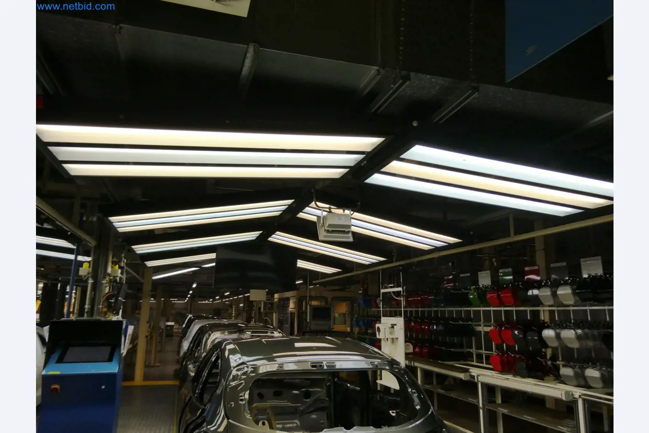 Roboty, sprzęt spawalniczy i akcesoria montażowe z branży motoryzacyjnej-4