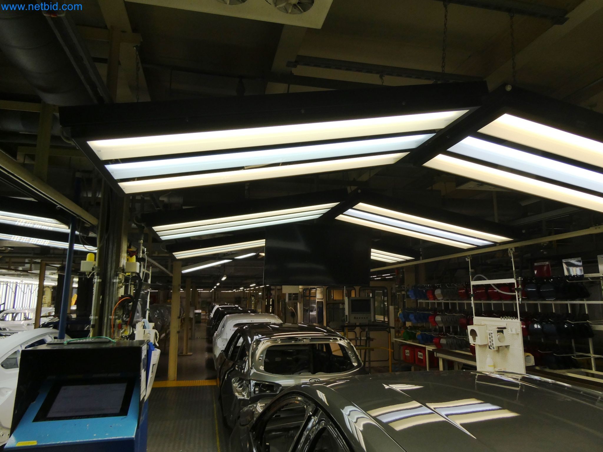 Roboti, varilna oprema in pripomočki za montažo iz avtomobilske industrije-5