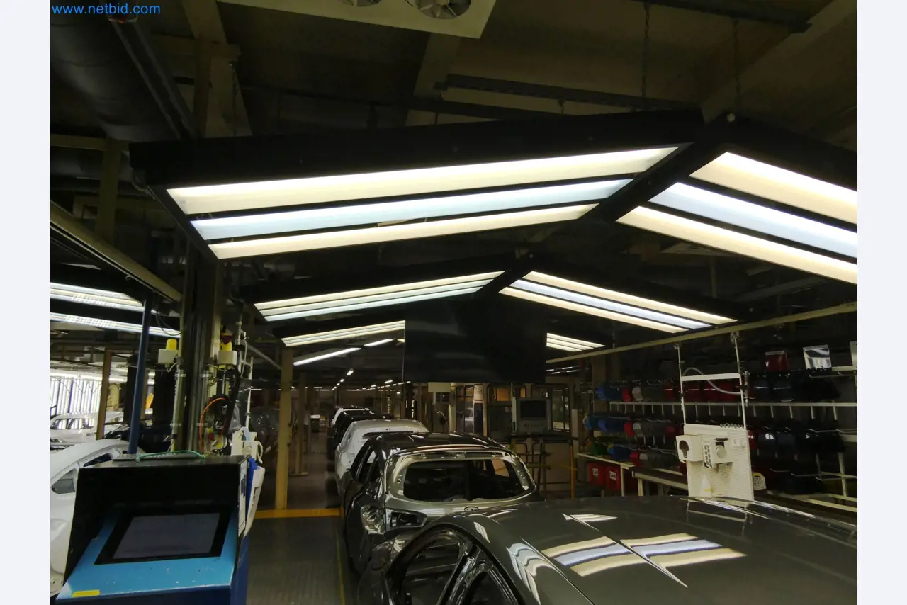 Roboty, sprzęt spawalniczy i akcesoria montażowe z branży motoryzacyjnej-5