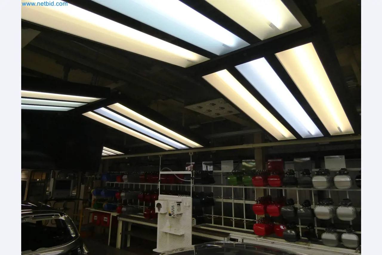 Roboty, sprzęt spawalniczy i akcesoria montażowe z branży motoryzacyjnej-6