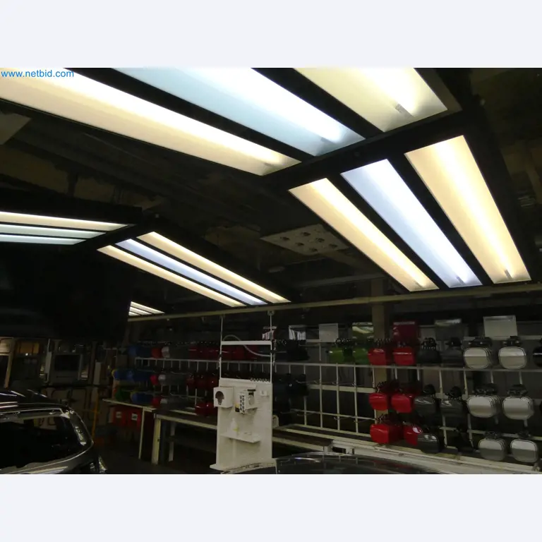 Roboty, sprzęt spawalniczy i akcesoria montażowe z branży motoryzacyjnej-6