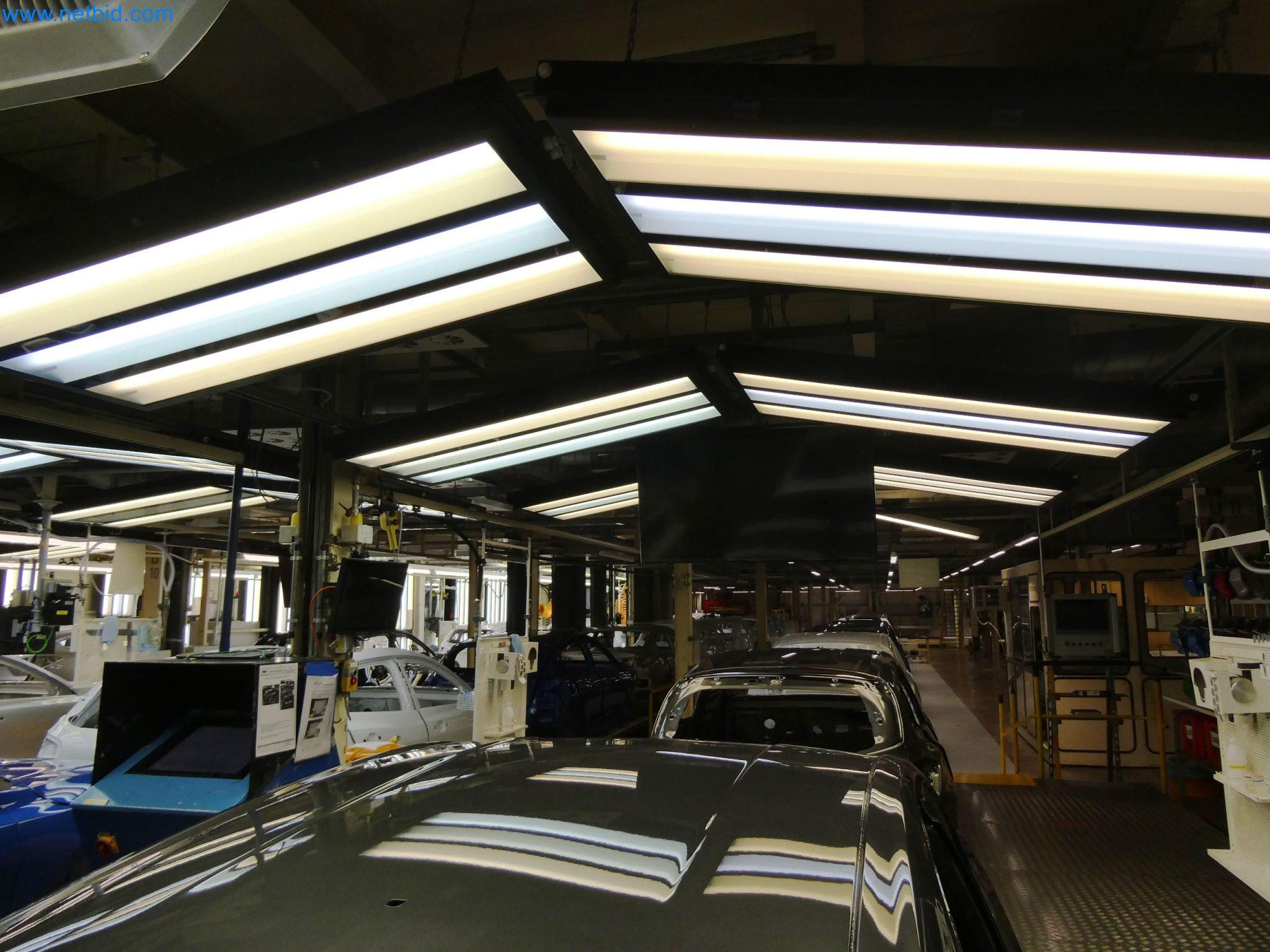 Roboti, varilna oprema in pripomočki za montažo iz avtomobilske industrije-7