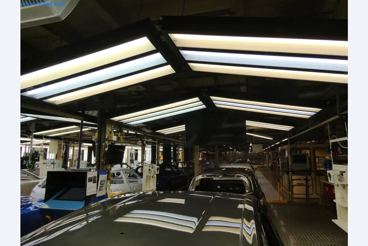 Roboty, sprzęt spawalniczy i akcesoria montażowe z branży motoryzacyjnej-7