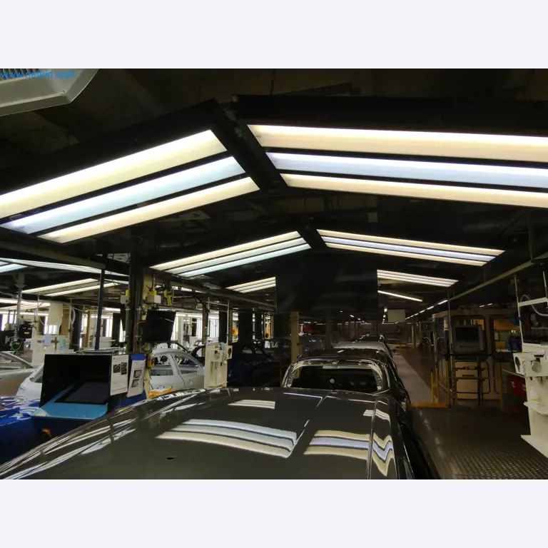 Roboty, sprzęt spawalniczy i akcesoria montażowe z branży motoryzacyjnej-7