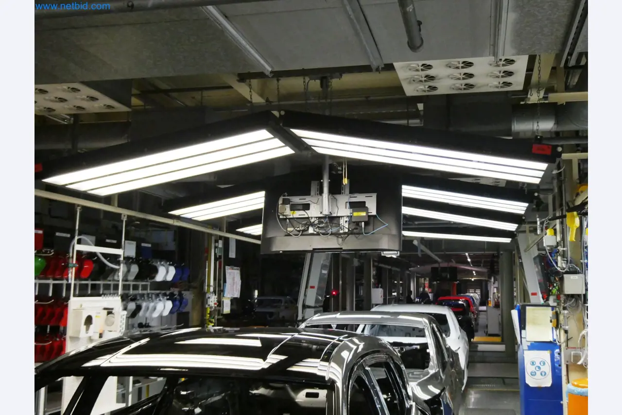 Roboty, sprzęt spawalniczy i akcesoria montażowe z branży motoryzacyjnej-8