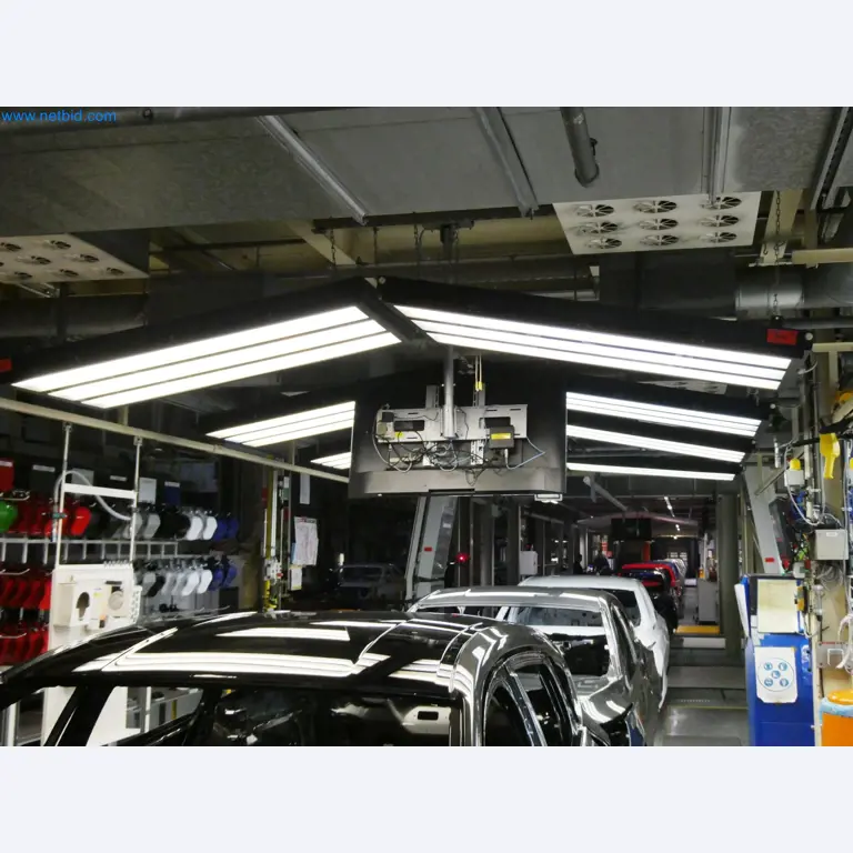 Roboty, sprzęt spawalniczy i akcesoria montażowe z branży motoryzacyjnej-8