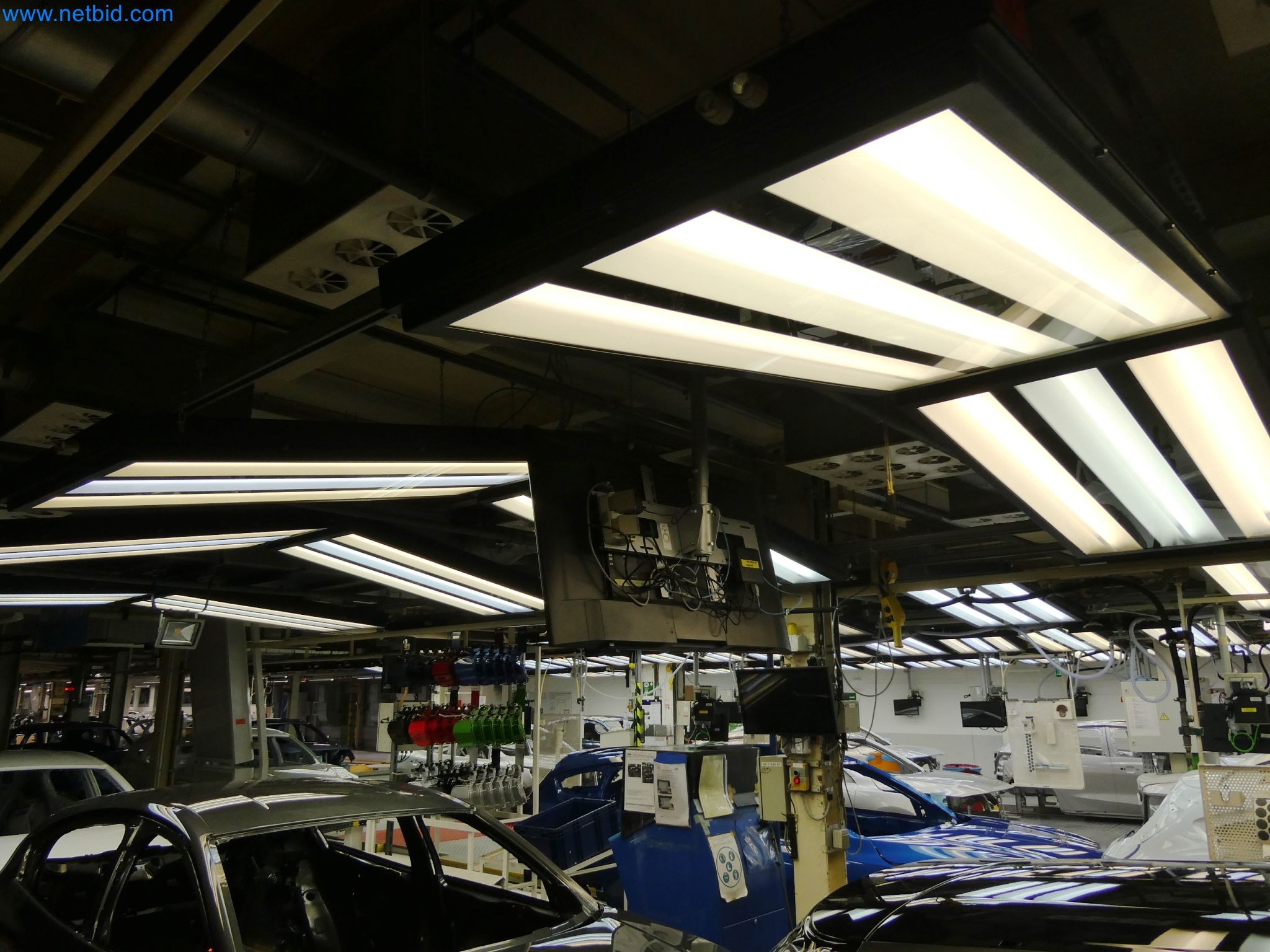 Roboti, varilna oprema in pripomočki za montažo iz avtomobilske industrije-9