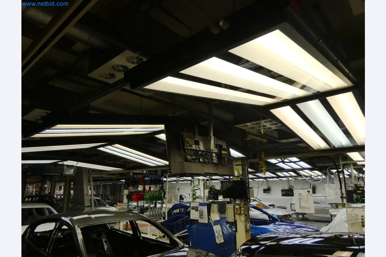 Roboty, sprzęt spawalniczy i akcesoria montażowe z branży motoryzacyjnej-9