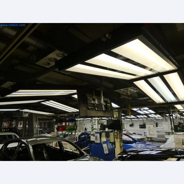 Roboty, sprzęt spawalniczy i akcesoria montażowe z branży motoryzacyjnej-9