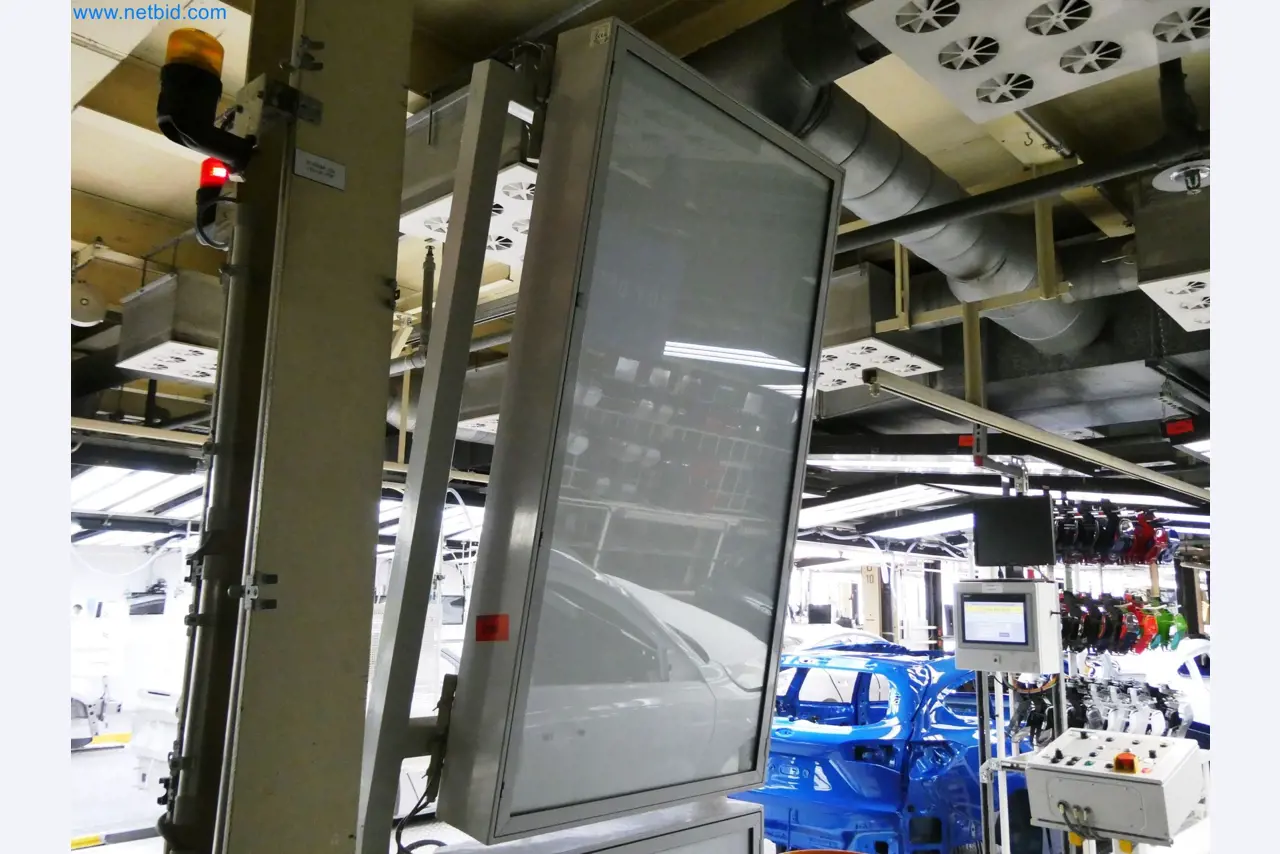 Roboty, sprzęt spawalniczy i akcesoria montażowe z branży motoryzacyjnej-1