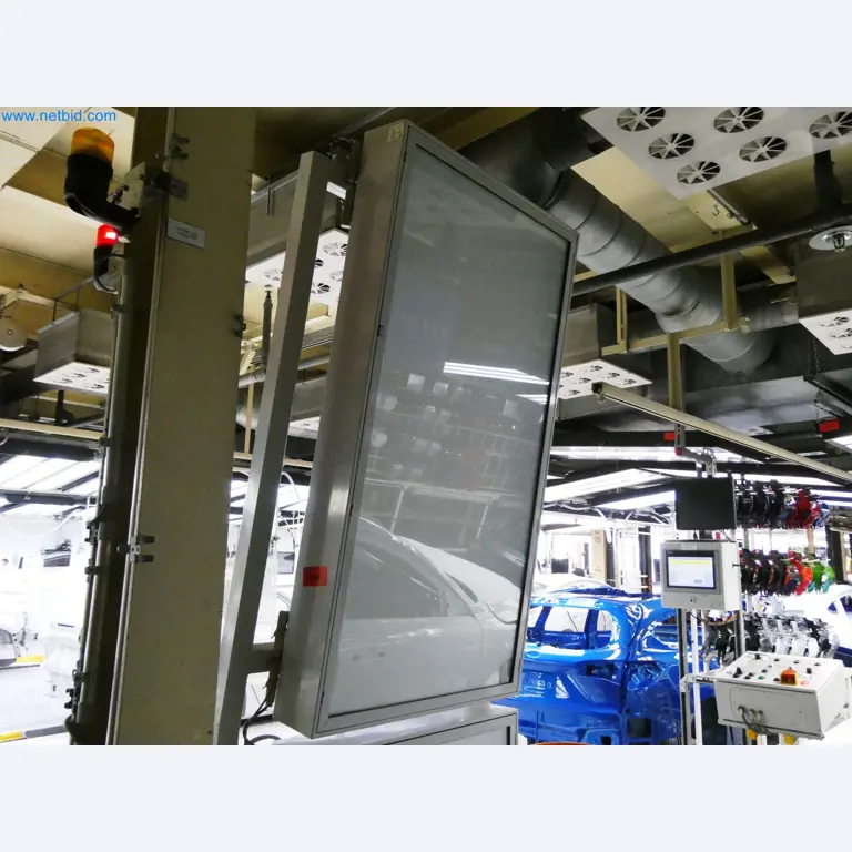 Roboty, sprzęt spawalniczy i akcesoria montażowe z branży motoryzacyjnej-1