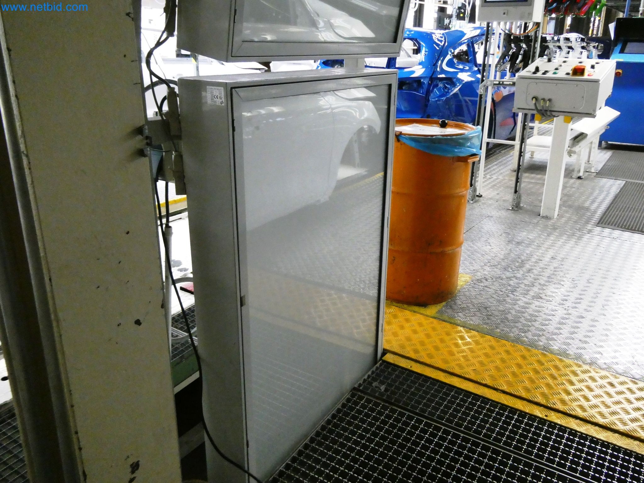 Roboty, sprzęt spawalniczy i akcesoria montażowe z branży motoryzacyjnej-2