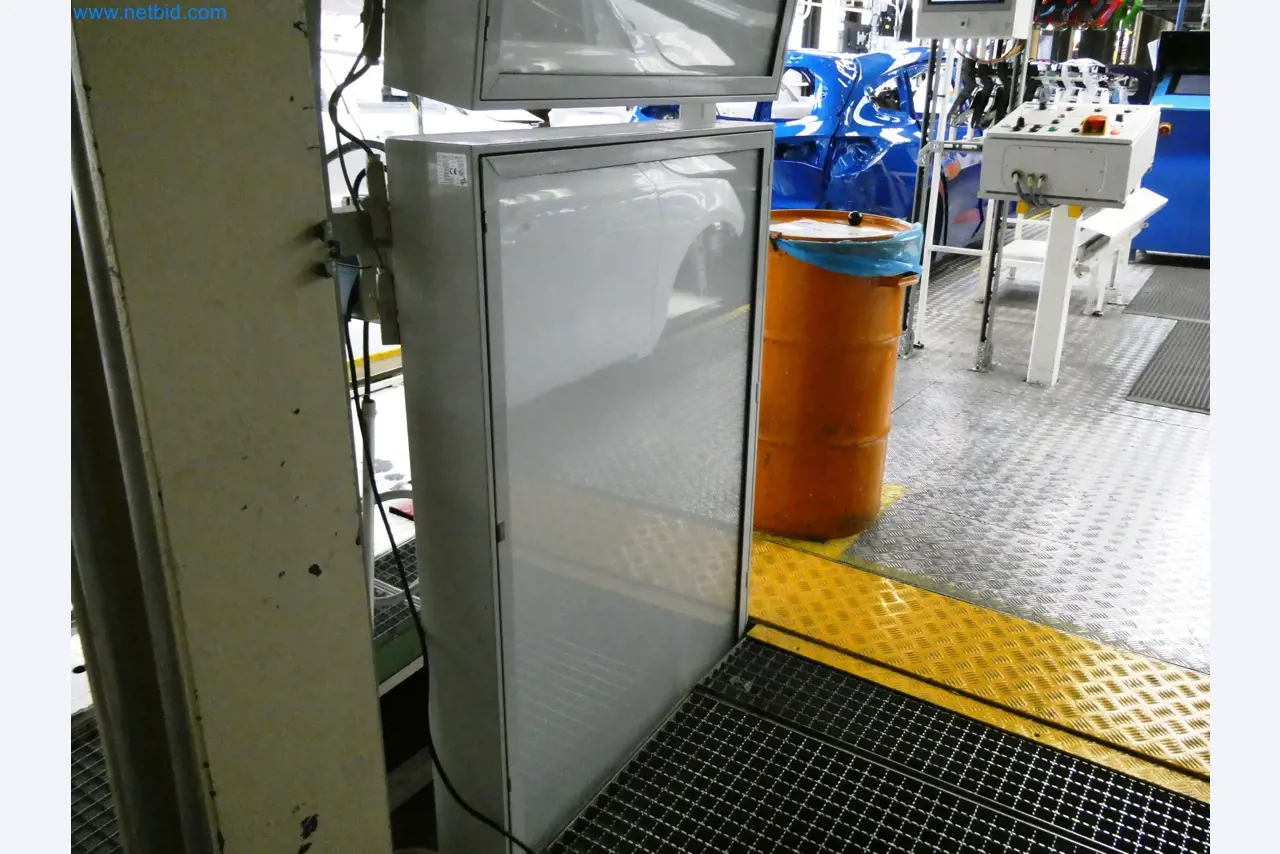 Roboty, sprzęt spawalniczy i akcesoria montażowe z branży motoryzacyjnej-2