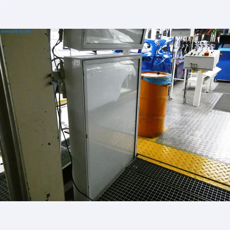 Roboty, sprzęt spawalniczy i akcesoria montażowe z branży motoryzacyjnej-2