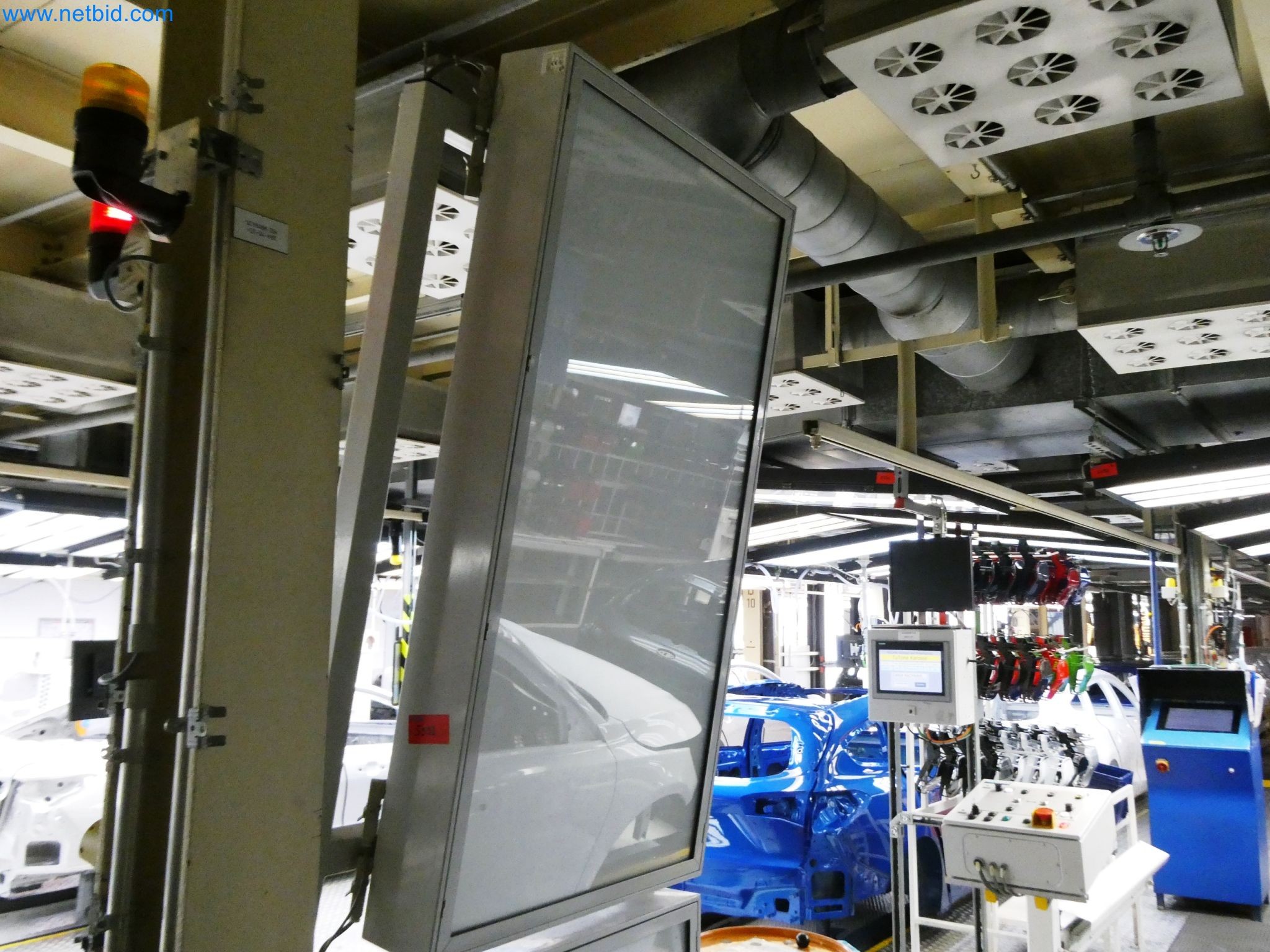 Roboty, sprzęt spawalniczy i akcesoria montażowe z branży motoryzacyjnej-3